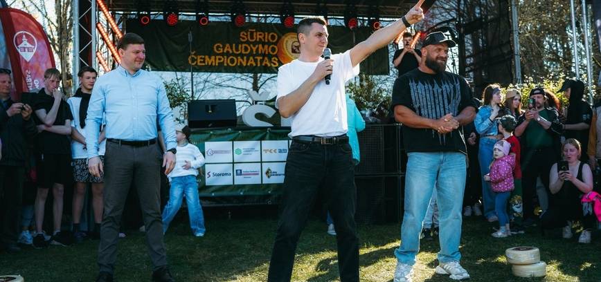 Turizmo sezonas Telšiuose atidarytas su sūrio gaudymo čempionatu