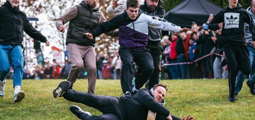 TV3 žinių reportažas apie sūrio gaudymo čempionatą 2025