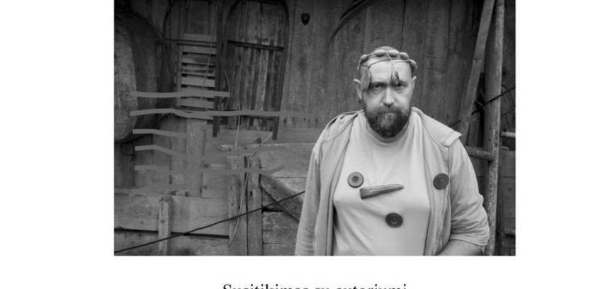 Holzschmuck neben der aufklappbaren Glastür