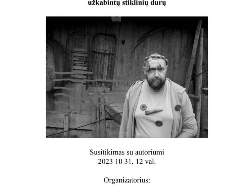 Holzschmuck neben der aufklappbaren Glastür